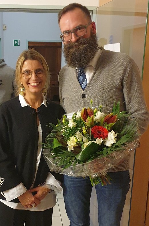 Frau Dreja (SKM e.V.) überreicht zum Dank einen Blumenstrauß an Hr. Häsemayer