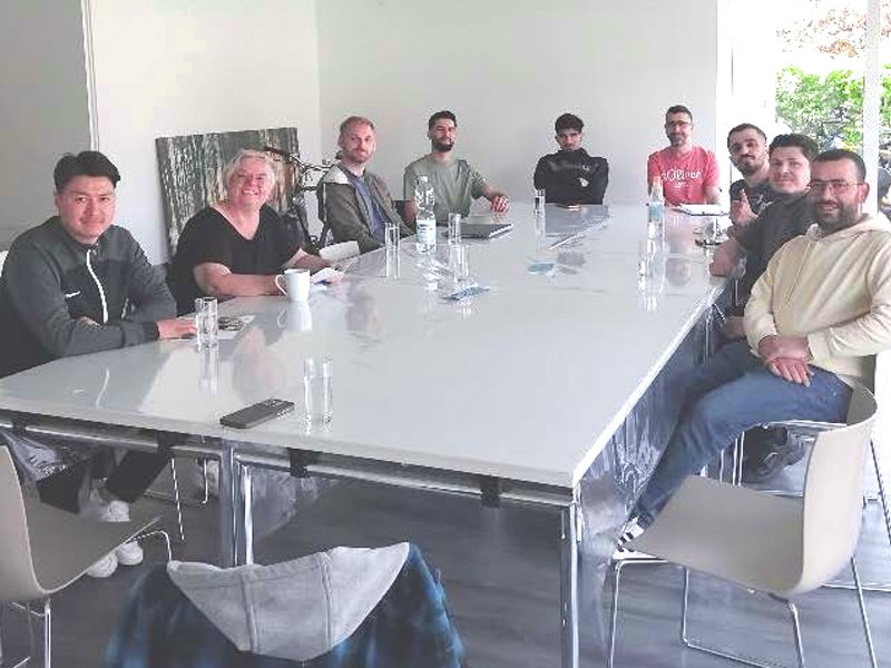26-05-03 YWC apm Holding NEWS